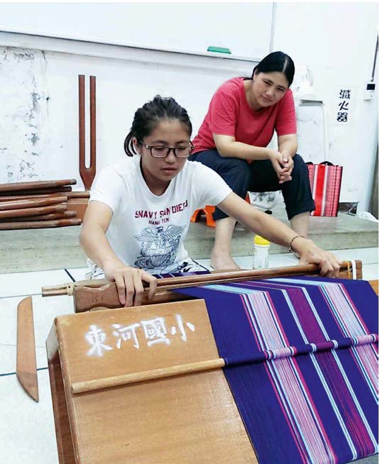 現就讀台南藝術大學應用藝術學研究所纖維組的林珍珠說：「文化對我來說是一種滋潤、一種養分。」她對織布文化的研究興趣，正是源自大四下學期與母親林淑莉一同參與「她方的記憶」工作坊的學習經驗。
